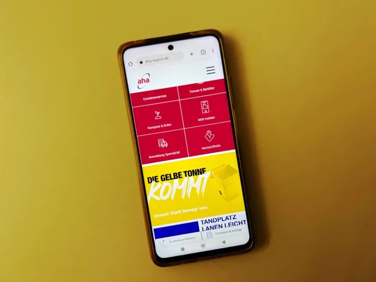 Ein Foto eines Handydisplays mit der aufgerufenen Internetseite von aha